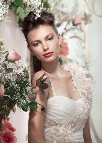 Цветы из ткани на свадебном платье