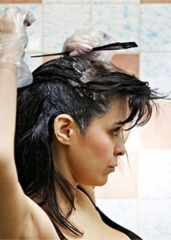 Как покрасить темные корни волос в домашних условиях