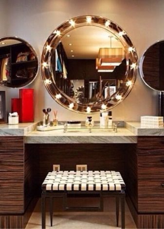 Стол с зеркалом для макияжа как называется