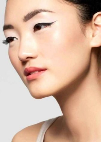 Азиатское лицо с помощью макияжа