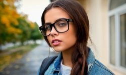 Визажисты дали 5 советов по макияжу женщинам, которые носят очки