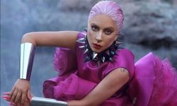 Рога, изумрудное платье и шлем-пузырь: Леди Гага продемонстрировала фантастические образы на ежегодной церемонии награждения VMA