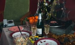 Как накрыть новогодний стол за 1000 рублей
