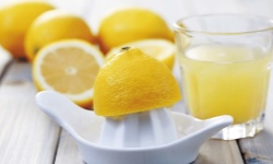 7 применений лимонного сока для красоты ногтей, кожи и волос
