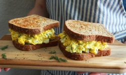 Вам с яйцами или с беконом? Рецепт наивкуснейших бутербродов, которые можно приготовить на завтрак. Или для застолья в качестве закуски!