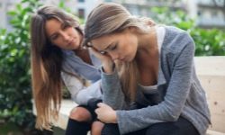 Как помочь подруге справиться с крахом отношений? 5 полезных советов от психологов