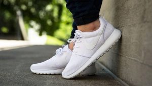 Белые женские кроссовки Nike