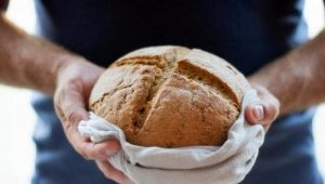 Как нужно брать хлеб: вилкой или рукой?