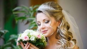 Свадебные прически с диадемой: варианты укладки для торжества и способы их выполнения