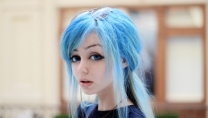 Голубые волосы: популярные тона, выбор красящего средства и советы по уходу