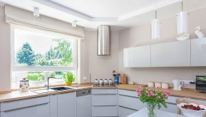 Белые кухонные гарнитуры: виды, сочетания и выбор в интерьер