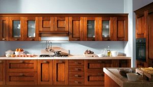 Фасады из массива дерева для кухни: характеристики, разновидности и секреты ухода