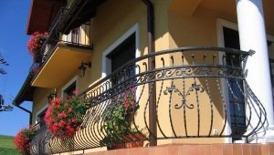 Кованые балконы: особенности, виды и интересные примеры