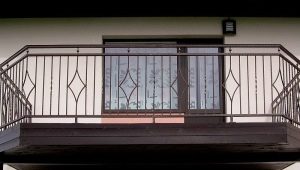 Ограждение балкона: разновидности и рекомендации по выбору