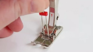 Двойная игла для швейной машины: как заправить и шить?