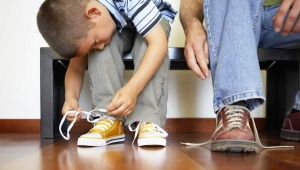 Как научить ребенка завязывать шнурки?