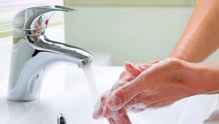 Чем отмыть монтажную пену с рук?
