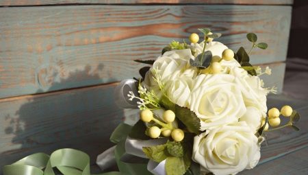 Букет невесты из искусственных цветов: плюсы и минусы композиции, варианты ее создания