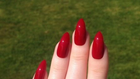 Дизайн красных ногтей острой формы