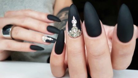 черные матовые ногти с дизайном