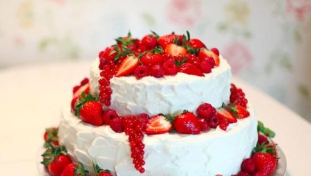 Свадебный торт с ягодами: вариации оформления десерта и красивые примеры