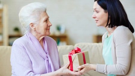 Что можно подарить маме на 70 лет?