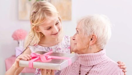 Что подарить бабушке на 90 лет?