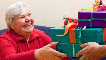 Что подарить на день рождения пожилому человеку?