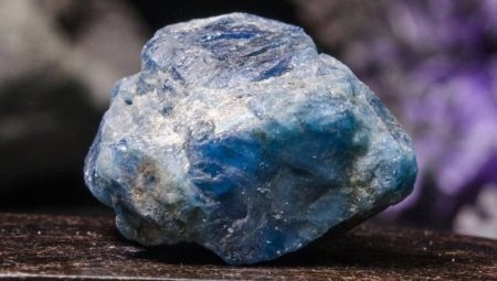 Камень апатит: месторождения, свойства и применение 
