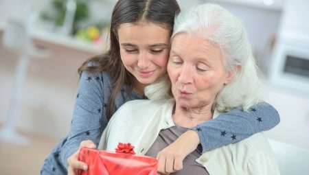 Подарки для бабушки на 80 лет: лучшие идеи и рекомендации по выбору