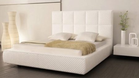Оформление спальни с белой кроватью