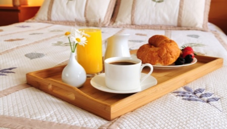Поднос для завтрака в постель: виды и выбор