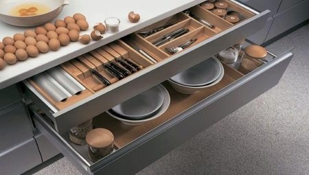 Шкафы для посуды на кухню: виды, выбор и размещение