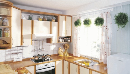 Кухонный гарнитур с окном посередине: виды и выбор кухни