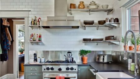 Полки на кухне вместо шкафов: особенности и критерии выбора