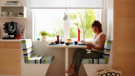 Стол у окна на кухне: особенности и варианты дизайна