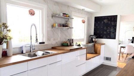 Варианты дизайна белых кухонь с деревянной столешницей