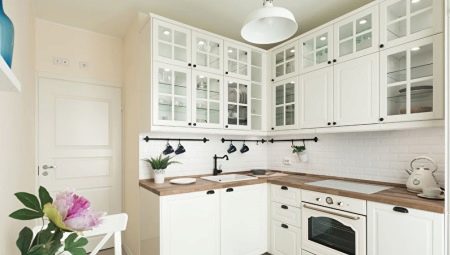 Виды и выбор белых угловых кухонь