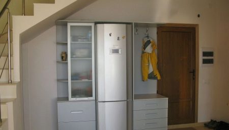 Холодильник в прихожей: плюсы и минусы, варианты расположения, примеры