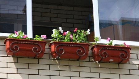 Кронштейны для балконных ящиков: разновидности и рекомендации 