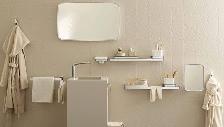 Наборы с зеркалом для ванных комнат
