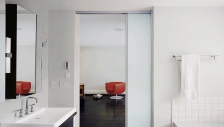 Раздвижные двери в ванную: разновидности, рекомендации по выбору