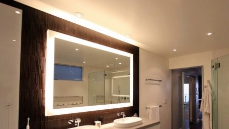 Зеркало с подсветкой в ванную: разновидности, рекомендации по выбору 
