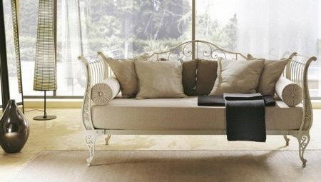 Кованые диваны: разновидности и примеры в интерьере