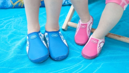Детская обувь для бассейна: особенности, разновидности, тонкости выбора 