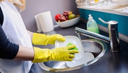 Перчатки для мытья посуды: виды и правила выбора