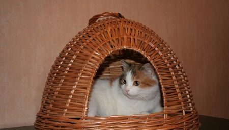 Плетем кошачий домик из газетных трубочек