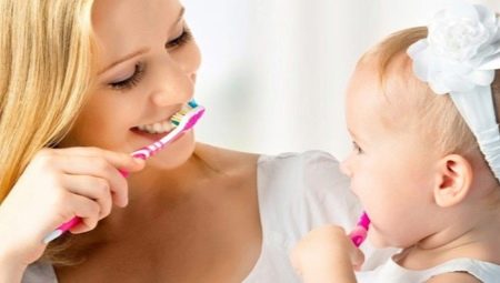 Как чистить зубы ребенку в 1 год?