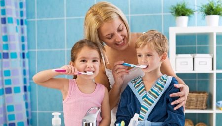 Как правильно чистить зубы детям?