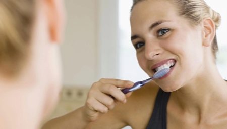 Когда нужно чистить зубы – до завтрака или после?